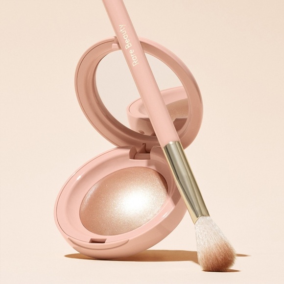 RARE BEAUTY BY SELENA GOMEZ
Positive Light Precision Highlighter Brush - Picture 2 of 3